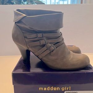 Madden girl women’s boots size 10 Taupe